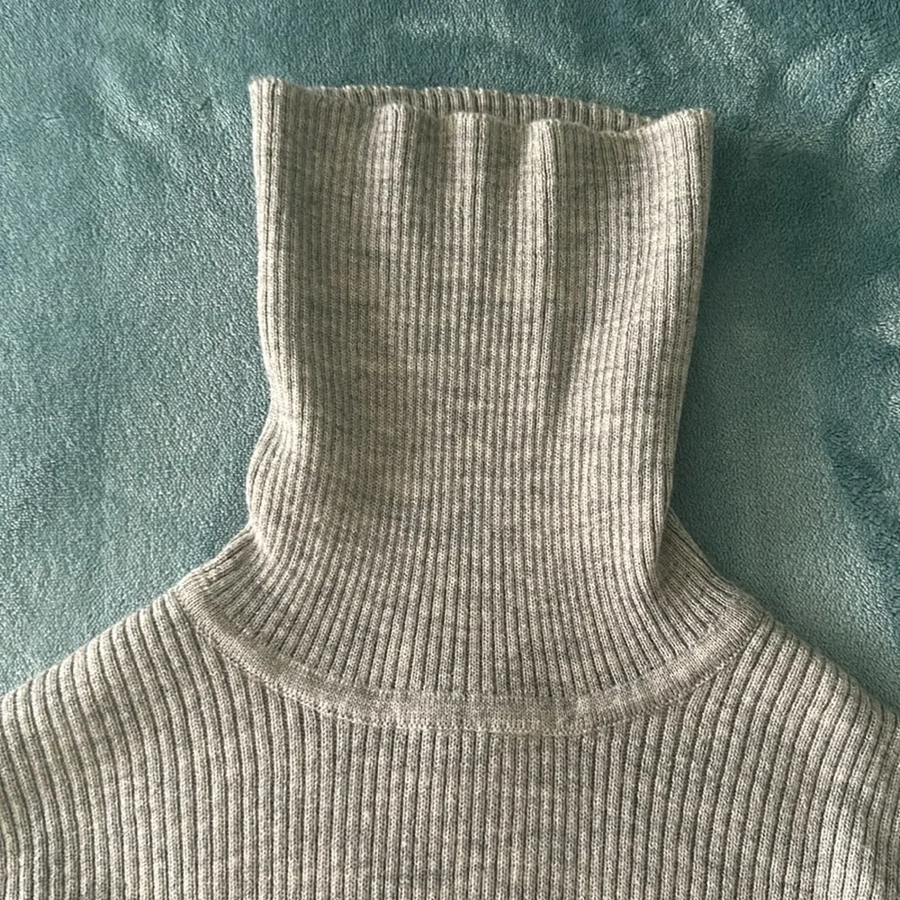 The Limited Gray Ribbed Turtleneck Sweater - Picture 4 of 6